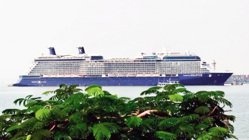 Two super cruise ships bring nearly 5,000 international tourists to Ha Long